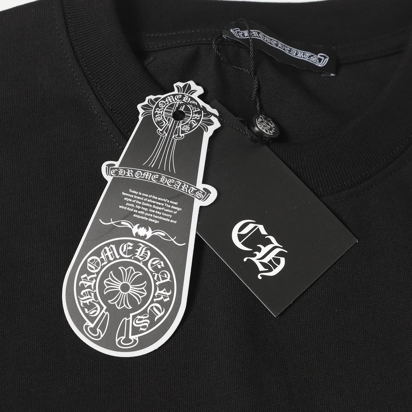 🅿️180 Chrome hearte/Chrome heart ch 25ss early spring Sanskrit letter printed short-sleeved T-shirt. A must-have item for daily commuting for men and women in light luxury. The correct version is welcome to compare. Detailed features: ·280 grams of 100% pure cotton double yarn jersey fabric. ·Custom-dyed in the same vat with special thickened 32 count double-strand 1x1 thread. ·Double-needle cross-stitching process. ·Original main mark washed hangtag. Color: black white. Size: XS-L